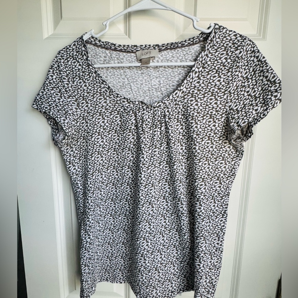 Short sleeve dotted top
